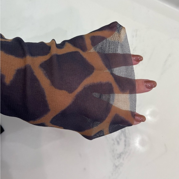 Weston Wear Womens Medium Black & Brown Giraffe Print V-Neck Shirt Blouse Top - Picture 9 of 12